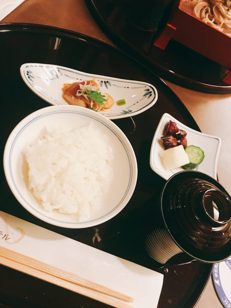 赤沢温泉ホテルの夕食：ご飯（赤だし、京漬物、魚介漬け）