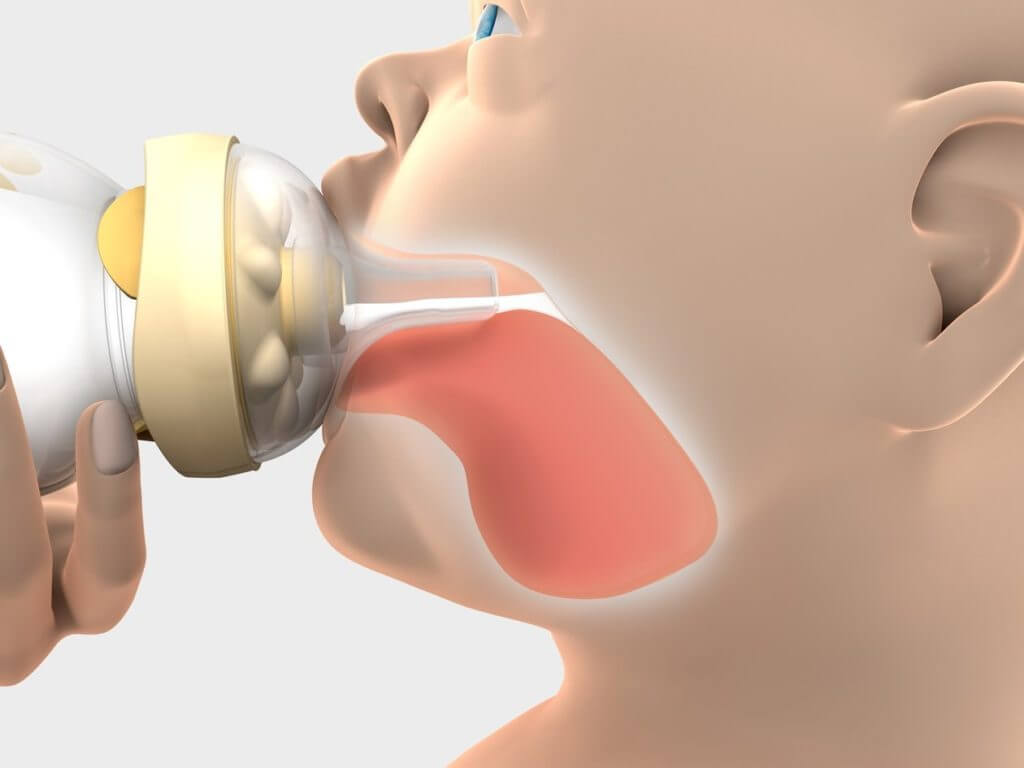 母乳を飲む際の赤ちゃんの口の中での哺乳瓶の乳首の位置