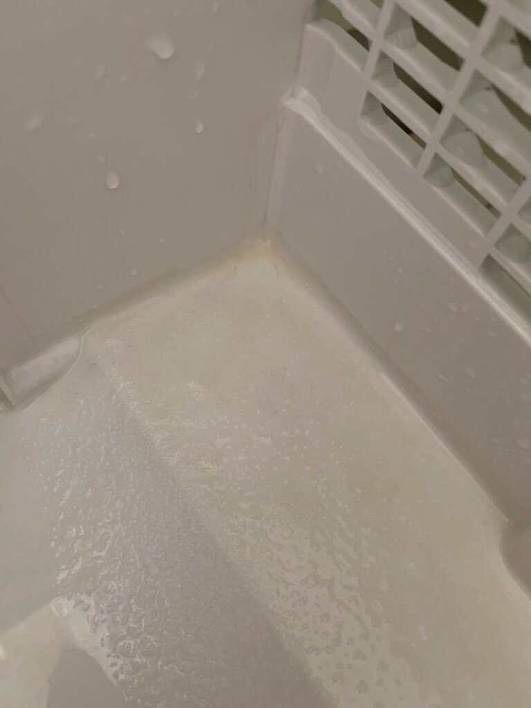 白いカリカリの汚れが付着した加湿器