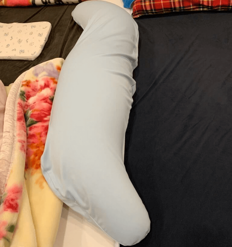 ベッドとベッドの間の抱き枕