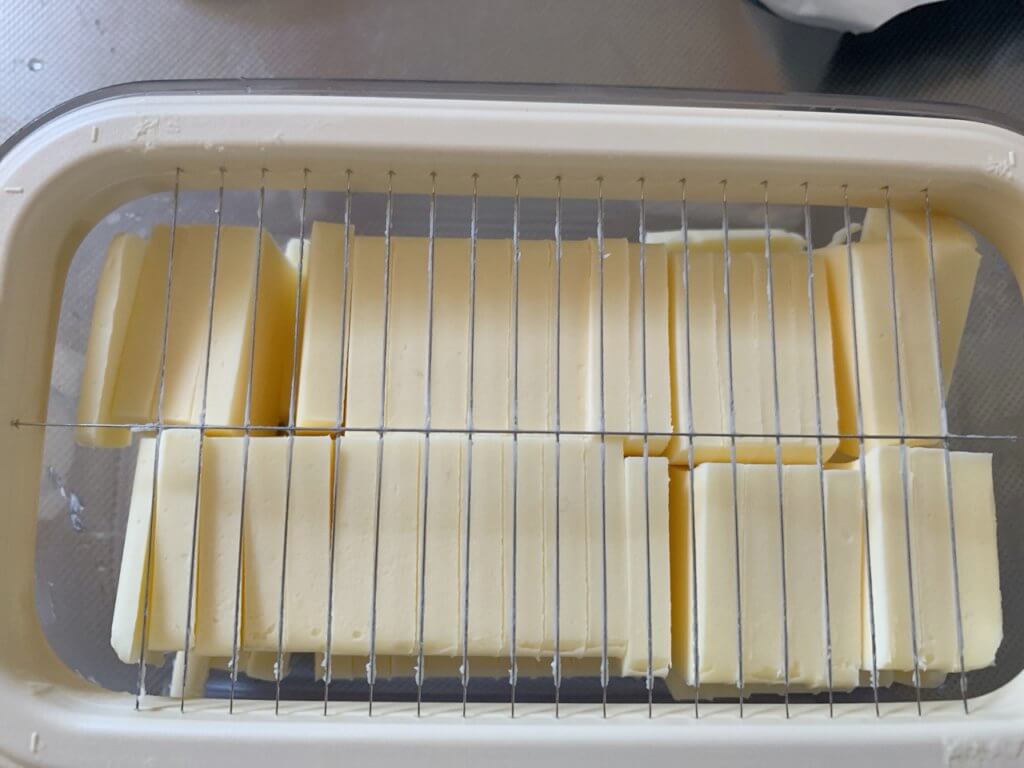 バターが切れるケースで、バターを一切れに切断した図