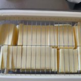 バターが切れるケースで、バターを一切れに切断した図