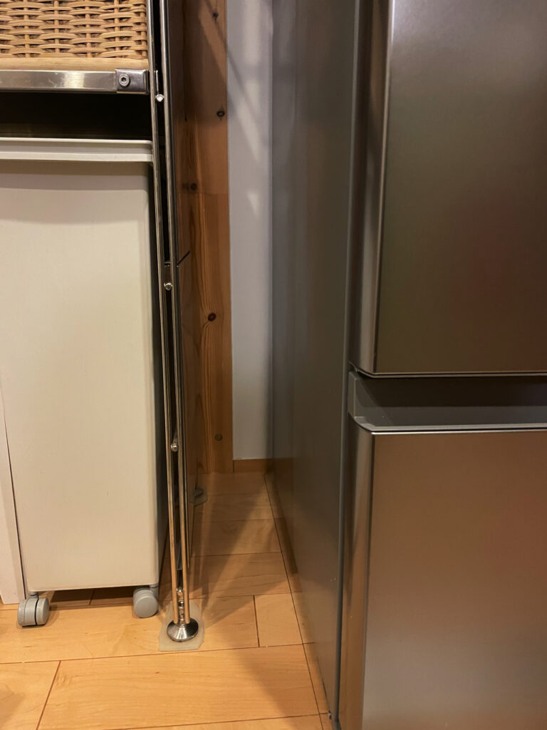 冷蔵庫と棚の間の隙間