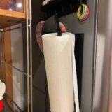 コストコの大きなキッチンペーパーが使えるマグネット式ホルダーを冷蔵庫に取付（縦置き）