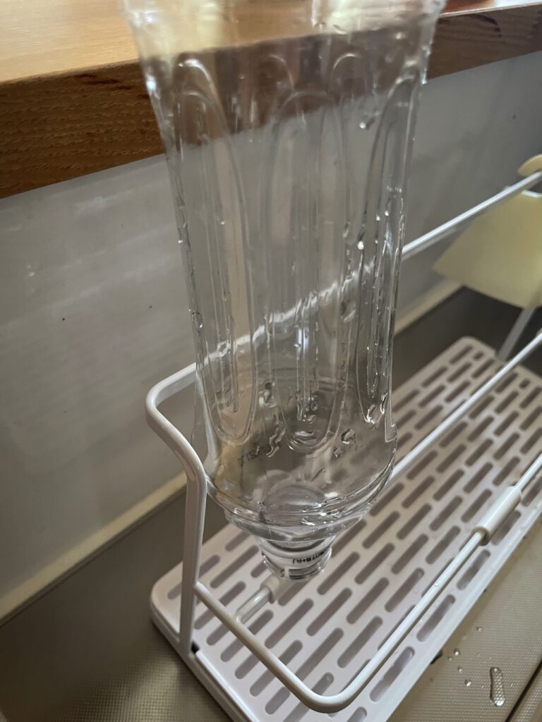 購入した山崎実業のtowerのジャグボトルスタンドを使い、ペットボトルを乾かす