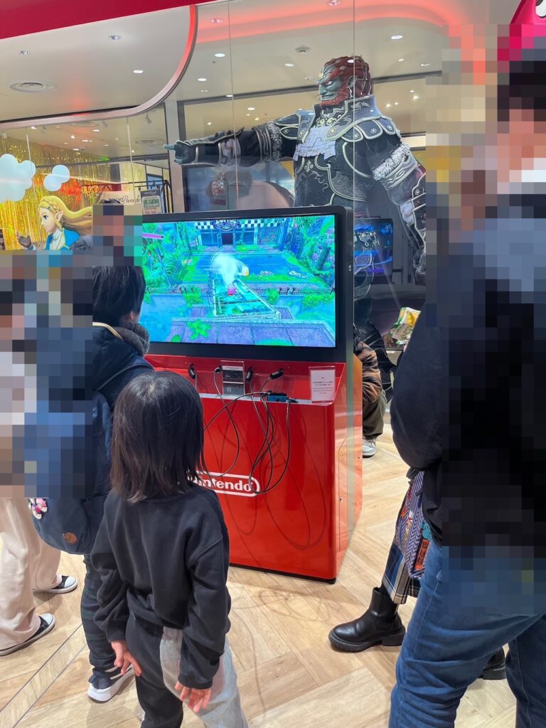 nitendo tokyoの開店30分後の店内。ゲームはできる。